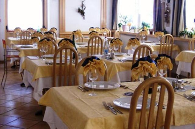 Hotel Zanon Ziano di Fiemme Exteriör bild